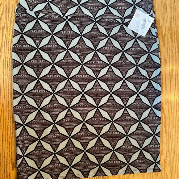 Lularoe Cassie skirt, 3xl, NWT, black and mint contemporary pattern, stretch - Picture 3 of 4
